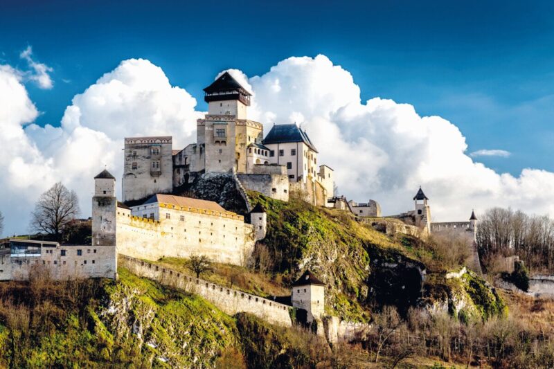 Trenčiansky hrad – legenda o studni lásky a tajomstvá histórie